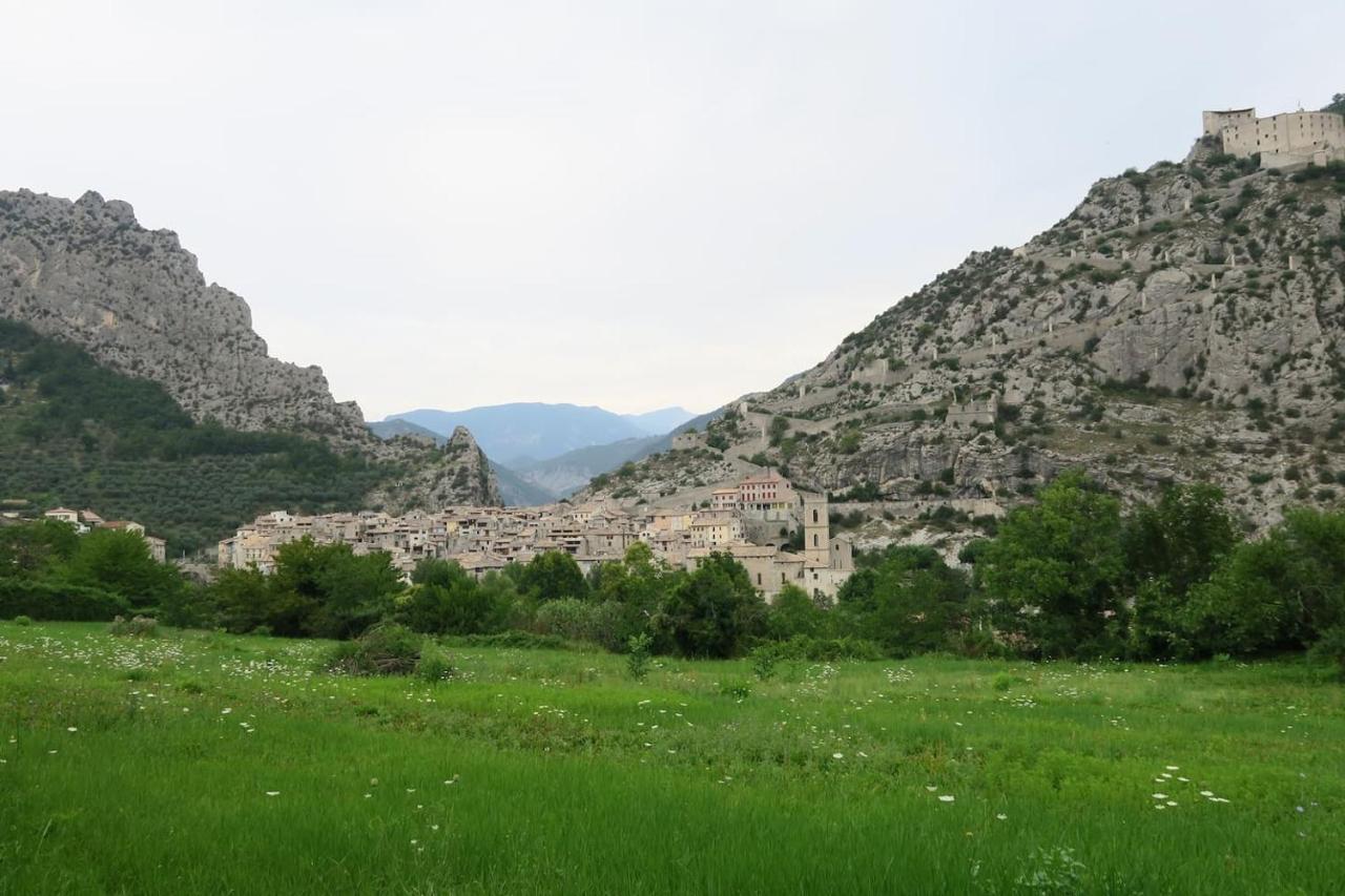 Les Gites D'Intervalles Entrevaux Bagian luar foto